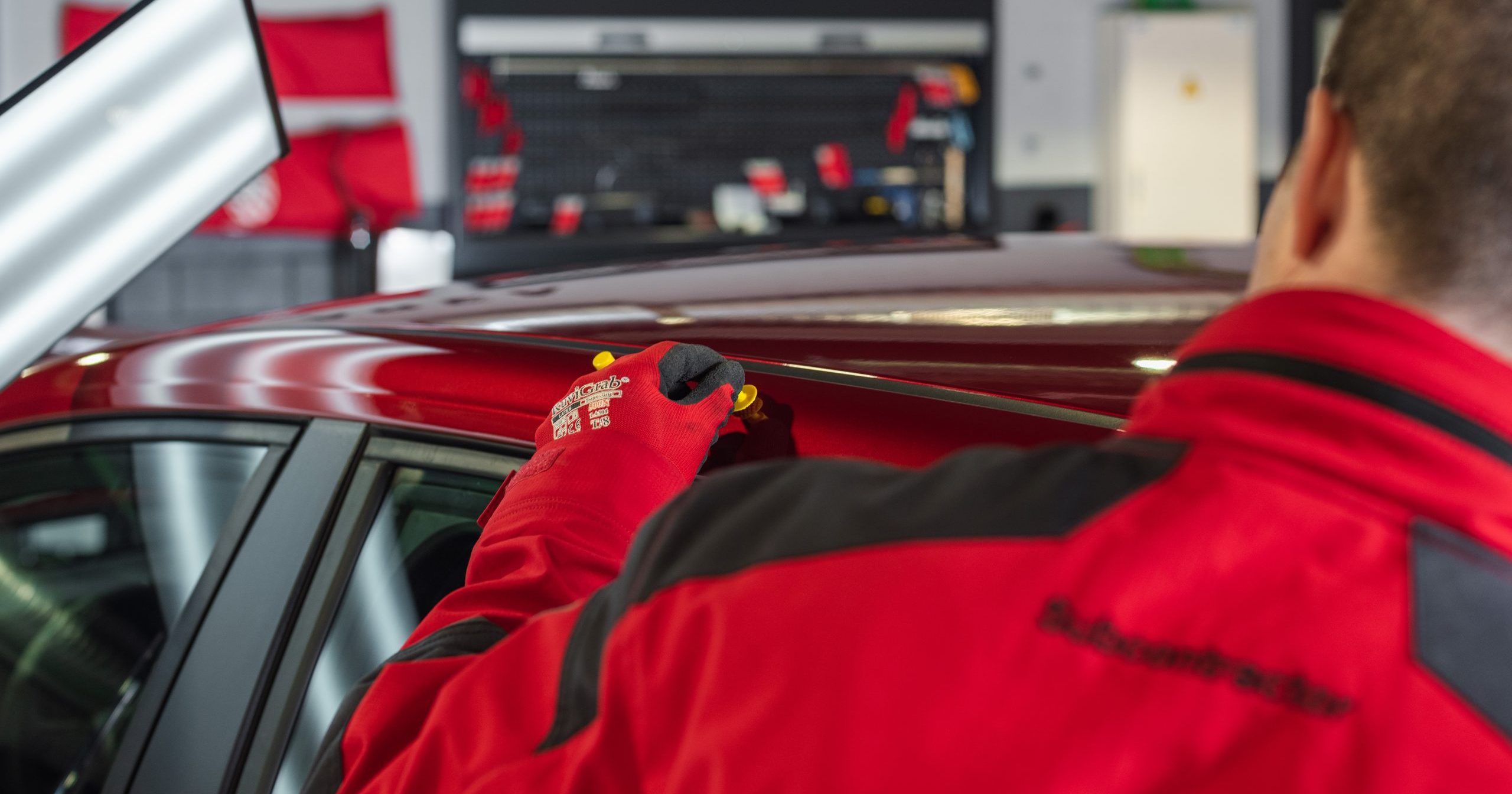 Reparación de granizo express con varilleros: cómo recuperar tu coche sin pintar y con garantías Reparación de granizo express con varilleros: cómo recuperar tu coche sin pintar y con garantías