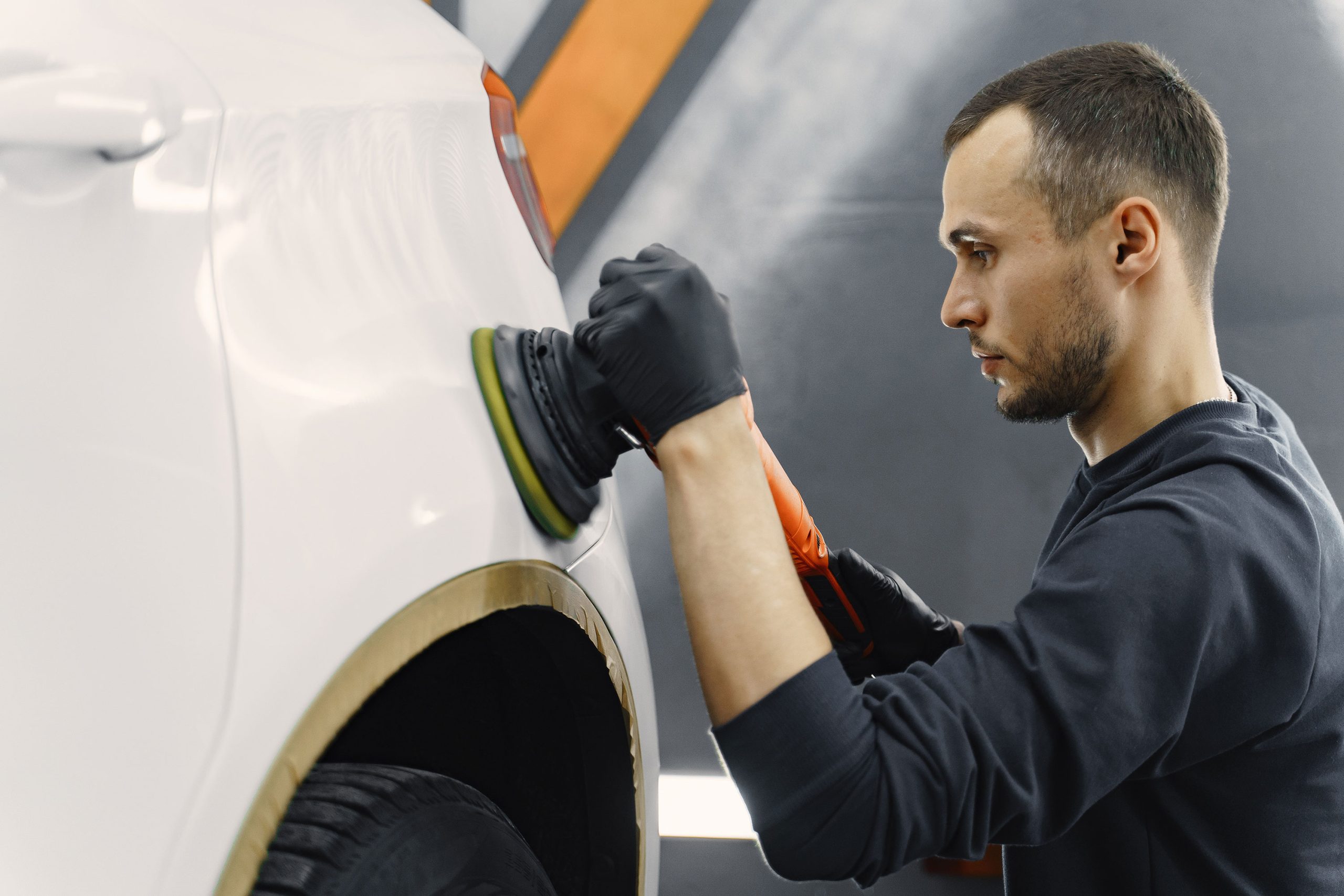 Gestión de siniestros por granizo para aseguradoras: cómo reducir tiempos y costes de reparación Aseguradoras-reparar-danŢos-granizo-coches